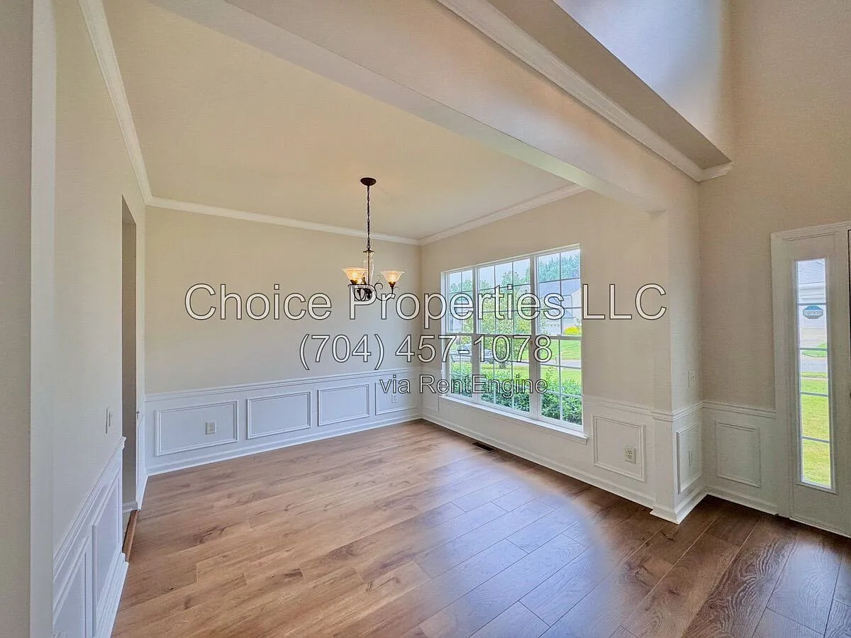 4 bed, 2.5 bath, 3050 sqft, $2,795 — Photo 4