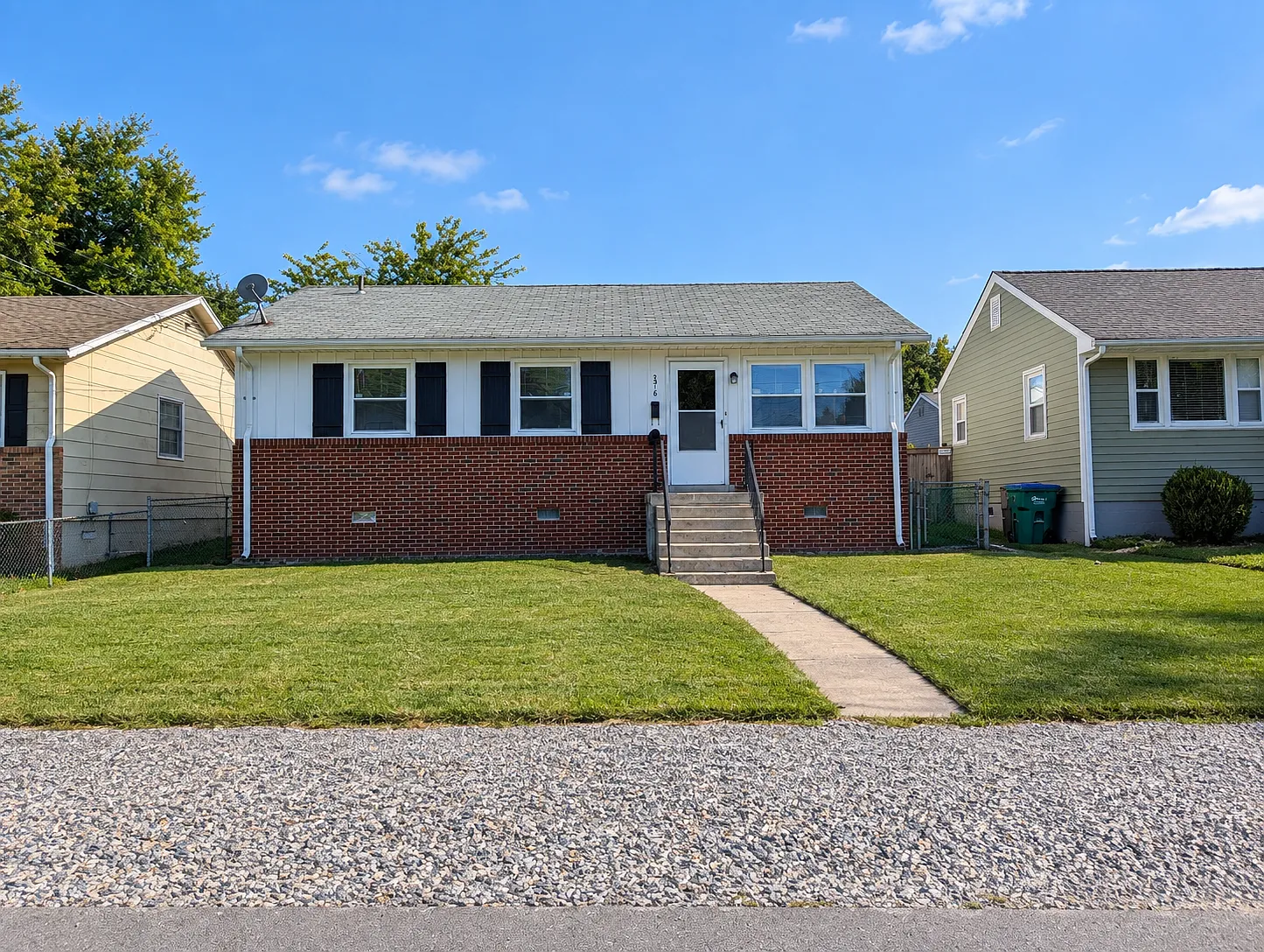 3 bed, 1.5 bath, 1008 sqft, $2,100 — Photo 2