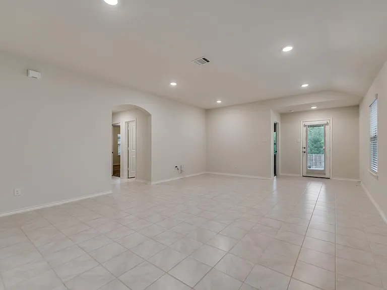 1302 Meadow Creek Dr — Photo 6