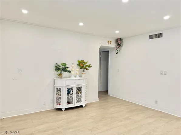 575 S Royal Crest Cir Unit 7, Las Vegas, NV 89169