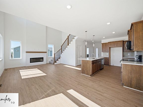 2nd image of 405 S Willow Spring Dr