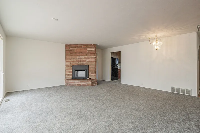 3 bed, 1.5 bath, 1800 sqft, $2,100 — Photo 3