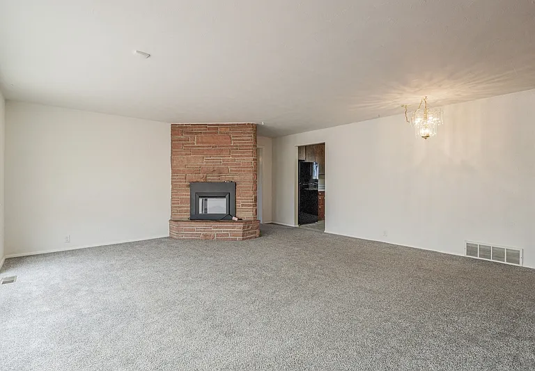 718 Brassie Dr — Photo 3