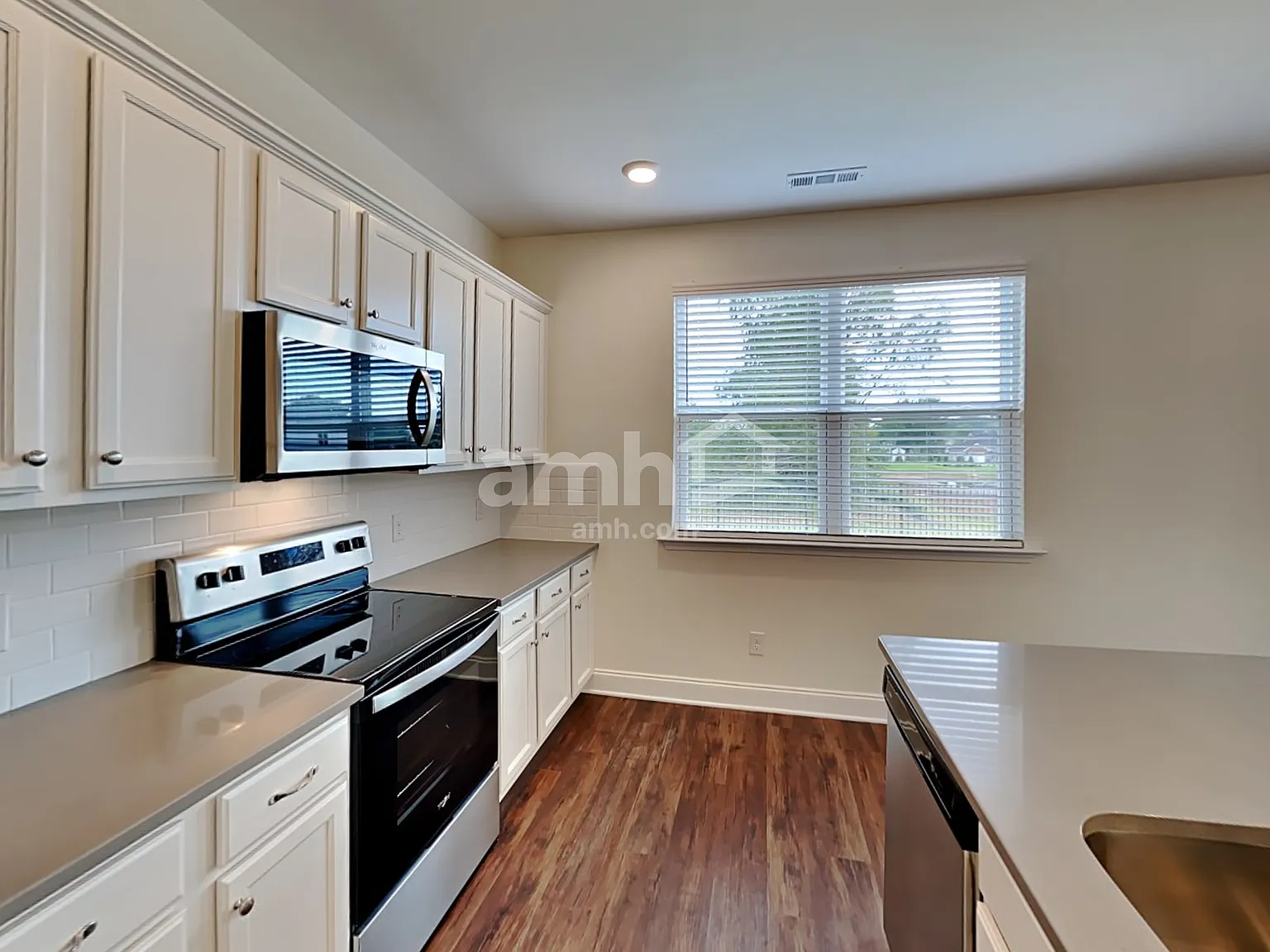 3 bed, 2.5 bath, 1895 sqft, $2,470 — Photo 3