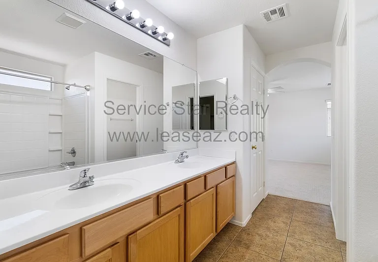 1554 E Elgin St — Photo 21