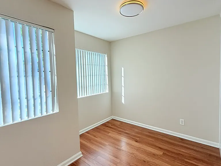 615 W Milford St — Photo 7