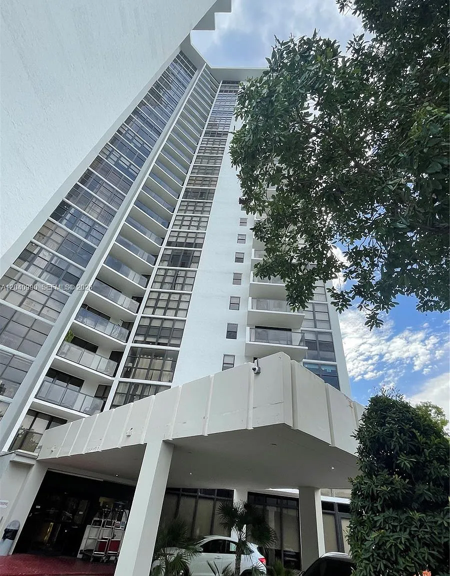 Biscayne Cove Condominium — Photo 1