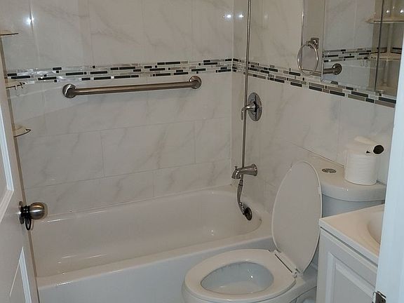 4th image of 2858 Sampson Ave #1/2