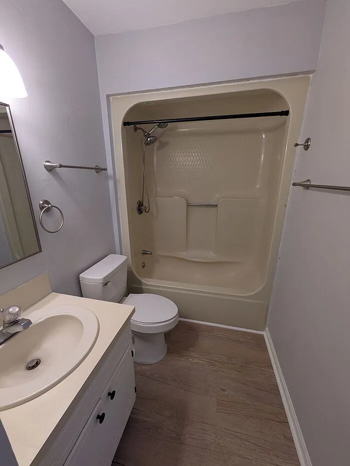 2 bed, 1.0 bath, $1,095 — Photo 4