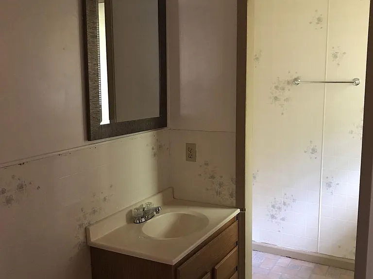 Full MBTH with 2 vanities, separated shower and toilet