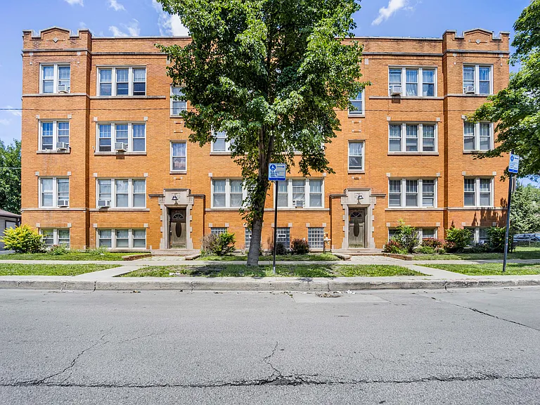 4742 W Roscoe St #2 — Photo 1