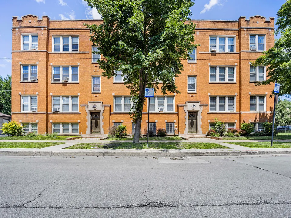 4742 W Roscoe St #2