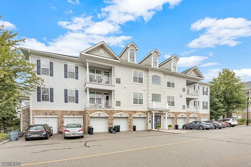 1st image of 8 Quarry Dr.    B3 #B3