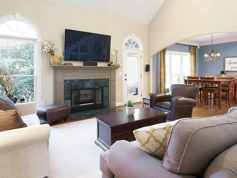 321 Parkside Dr — Photo 5