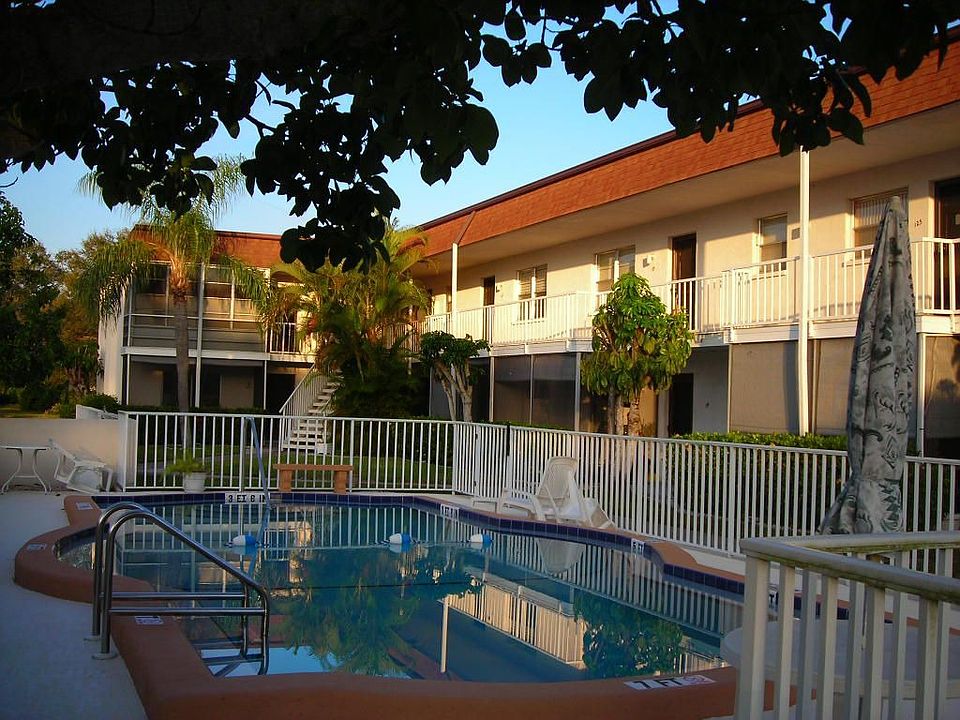 What a GEORGOUS Parklike pool area!
