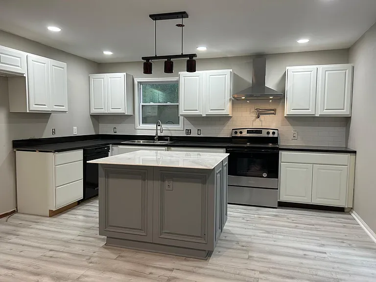 555 Glencove Dr — Photo 1