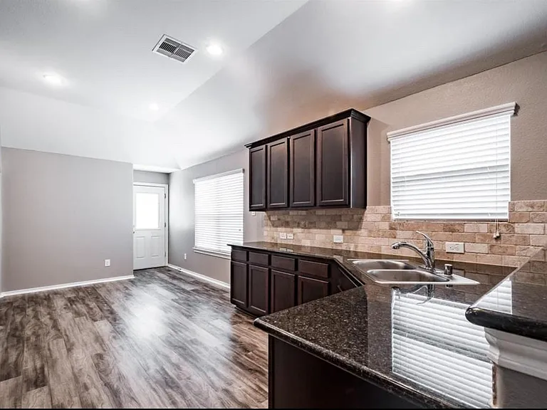 8314 Broadleaf Ave — Photo 10