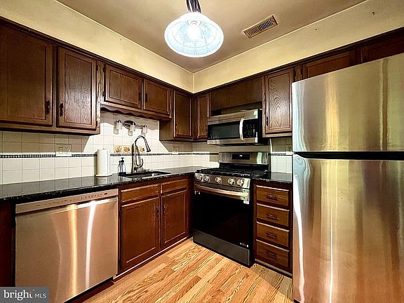 3rd image of 903 Clover Pl