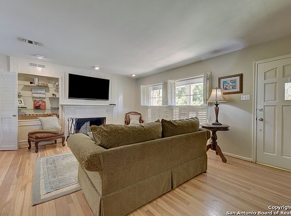 2nd image of 206 Woodcrest Dr