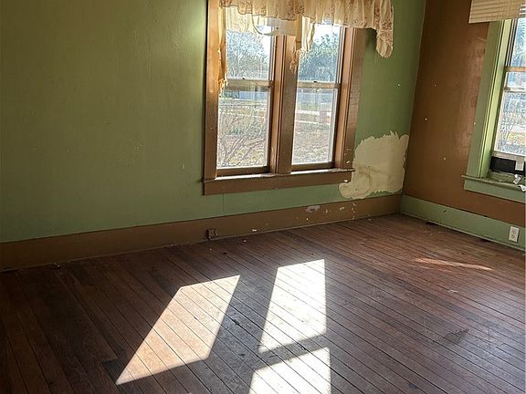 3rd image of 420 W Pleasant St