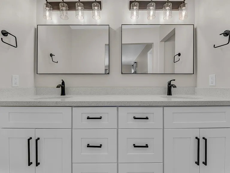 325 E Mitchell Dr — Photo 17