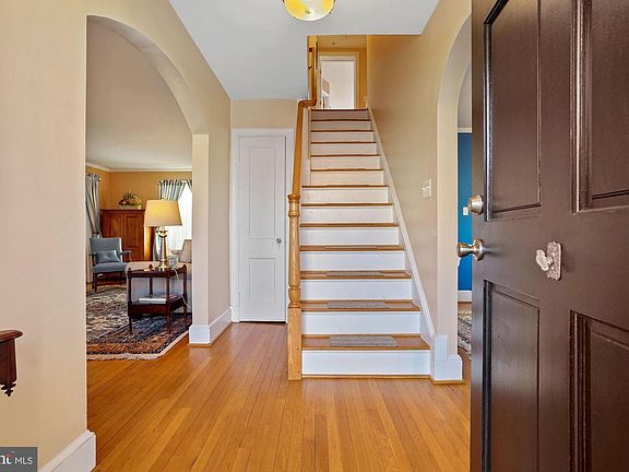 2nd image of 102 W Nelson Ave
