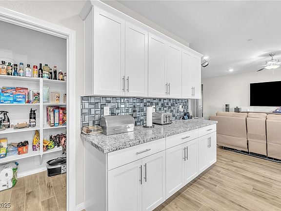 5th image of 10266 Sweet Holly Pl