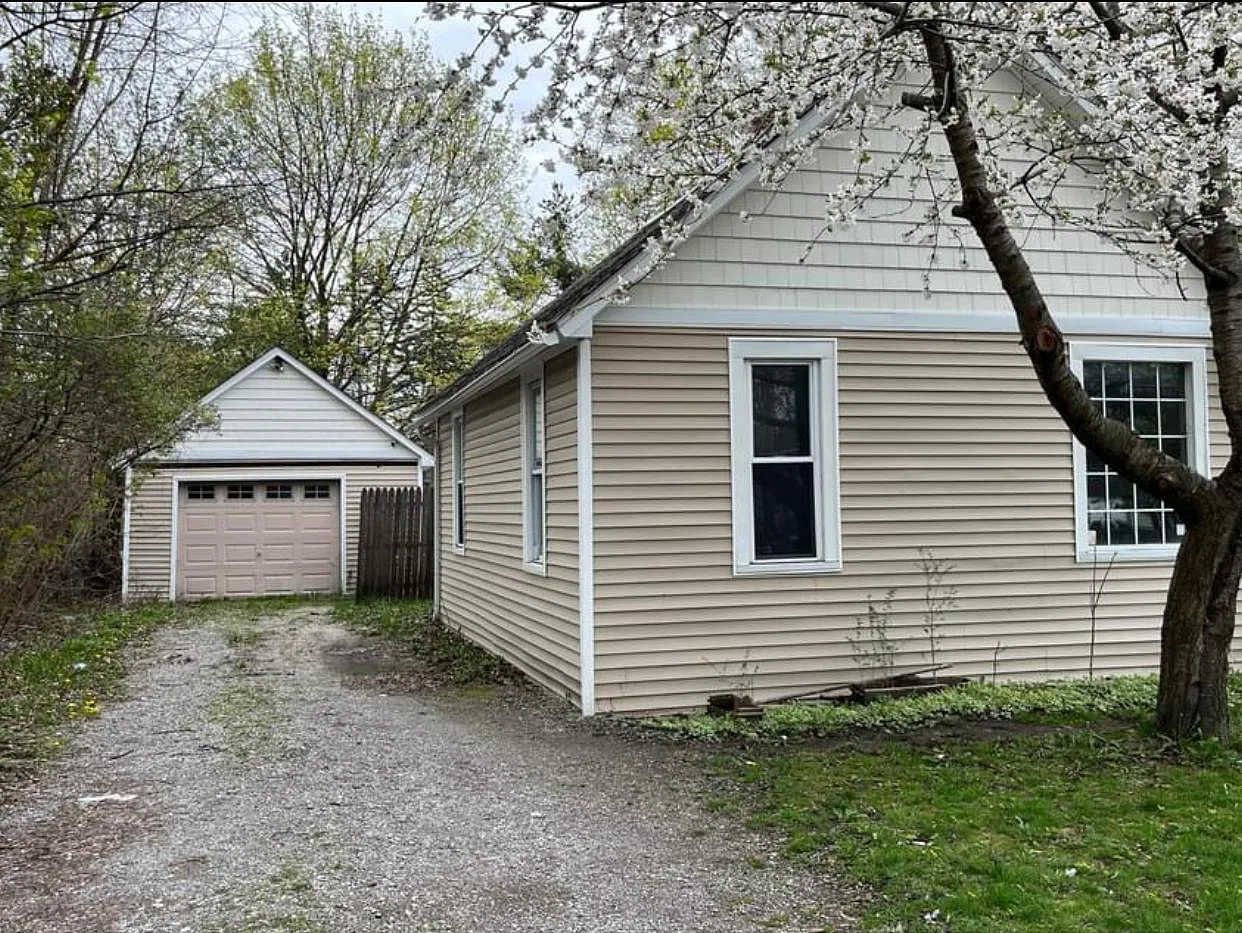 3 bed, 990 sqft, $1,200 — Photo 2