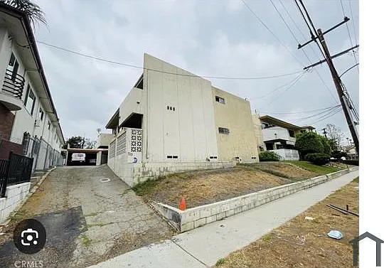 715 W Hyde Park Blvd — Photo 1