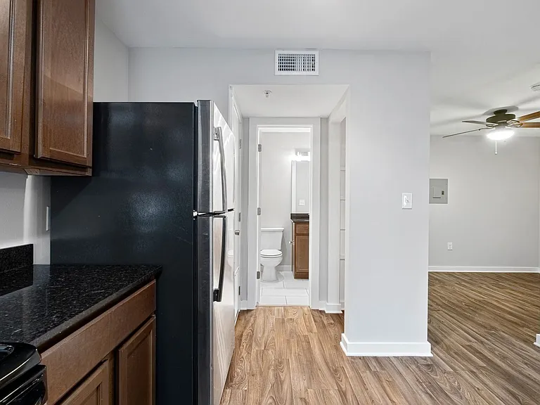 924 E 51st St #101 — Photo 11