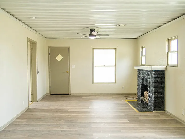 708 N Montgomery St — Photo 4