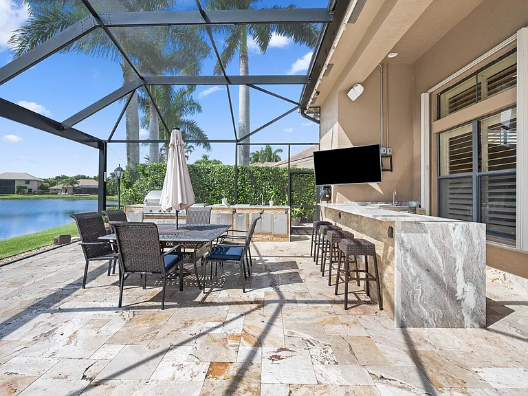 10771 Versailles Blvd — Photo 37