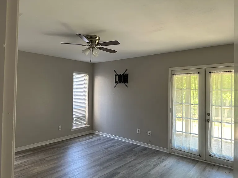 619-621 Kings Mountain Dr — Photo 4