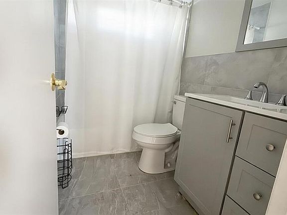 4th image of 4033 Newcastle Dr