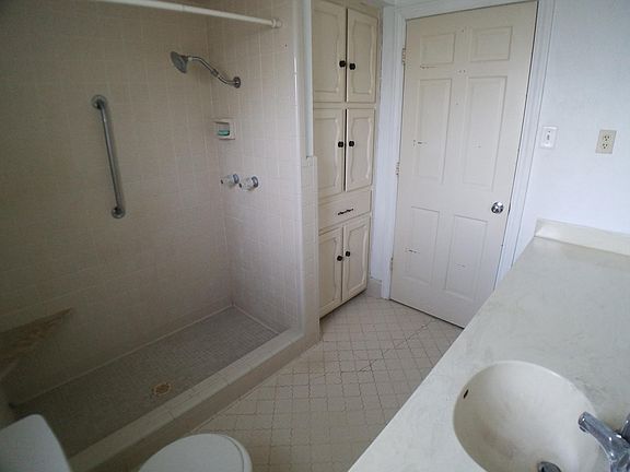 5th image of 450 N Columbia St