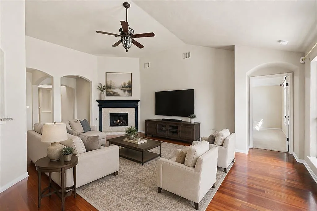 3 bed, 2.0 bath, 2220 sqft, $2,350 — Photo 2