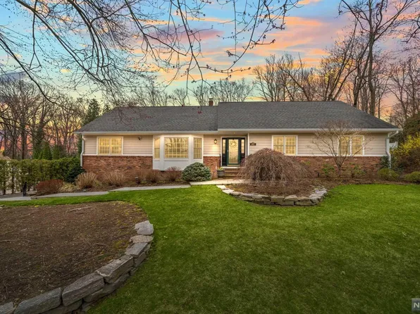 482 Weymouth Dr, Wyckoff, NJ 07481