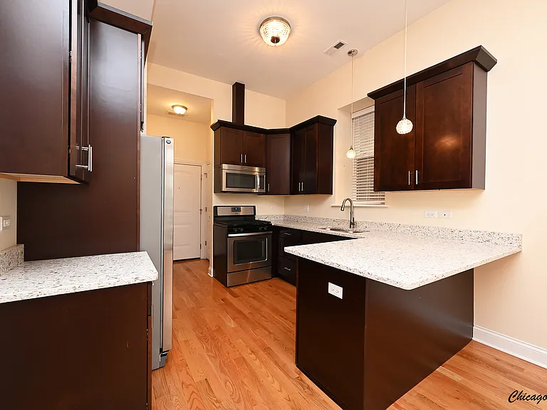 904 W Erie St #1R — Photo 6