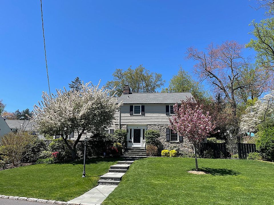 1st image of 9 Eastwoods Ln