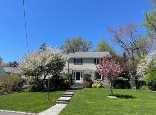 9 Eastwoods Ln, Scarsdale, NY 10583