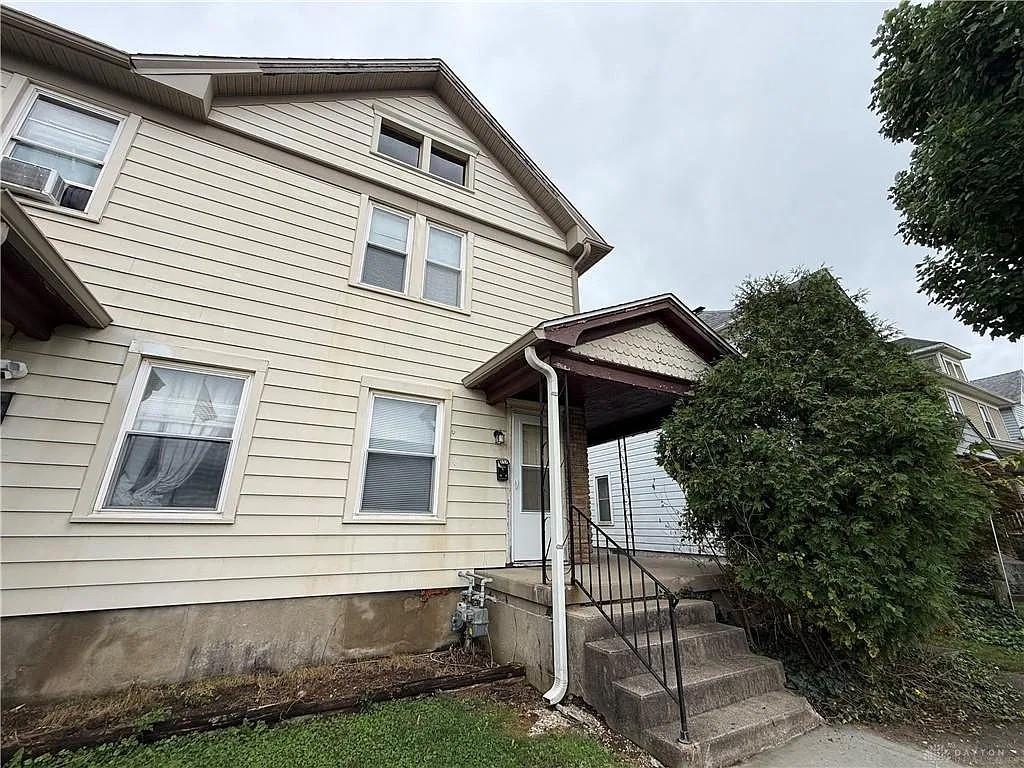 2 bed, 1.0 bath, 2440 sqft, $925 — Photo 2
