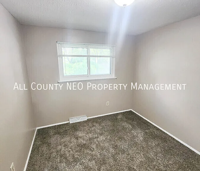 5727 Carolyn Dr — Photo 8