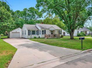 2222 SW Seabrook Ave, Topeka, KS 66614