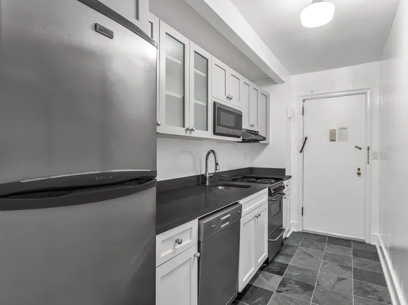 307 East 44th Street image 5 of 27