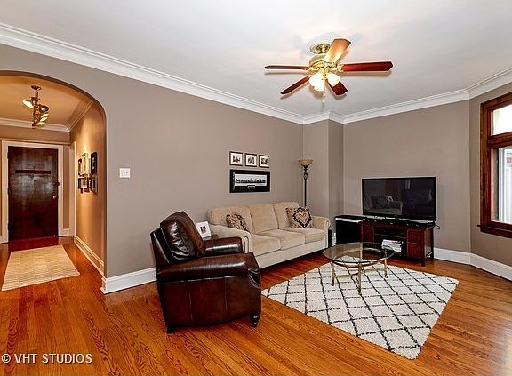 4th image of 823 W Oakdale Ave #3