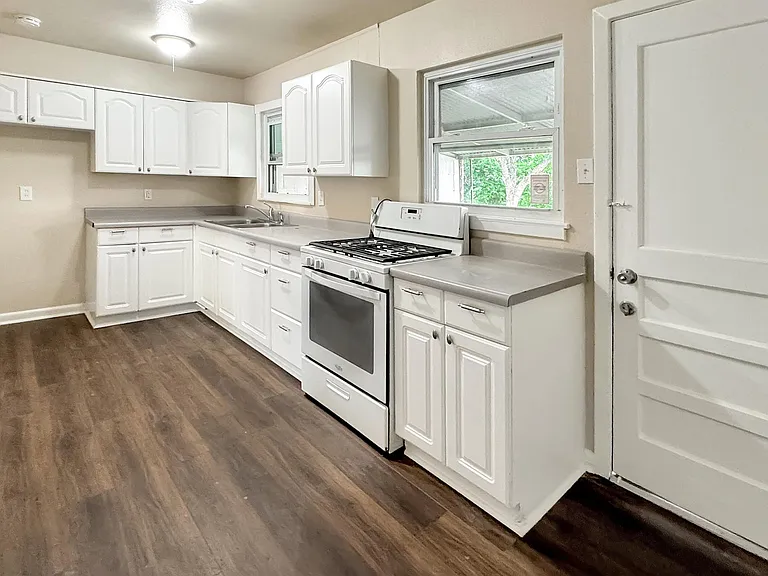 350 Storeywood Dr — Photo 7