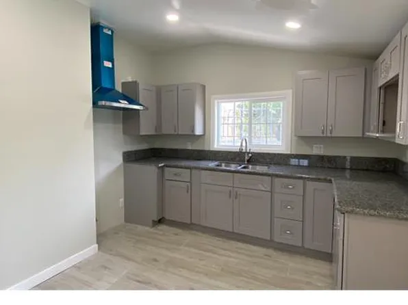 8415 S San Pedro St, Los Angeles, CA 90003