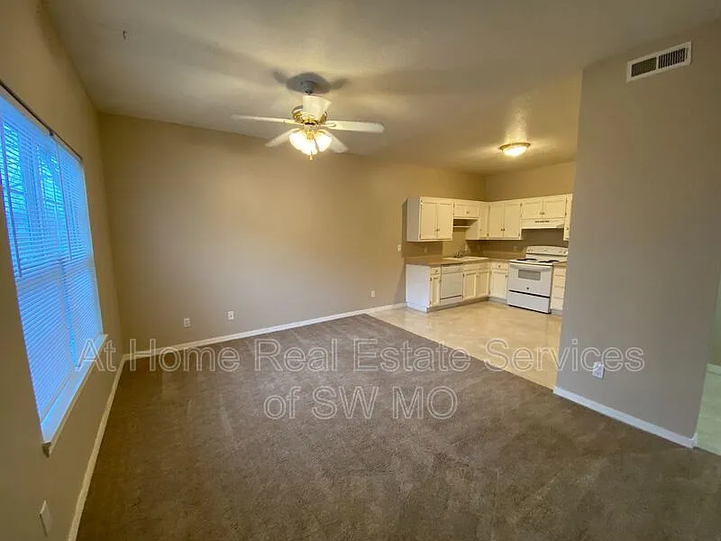 2 bed, 1.0 bath, 782 sqft, $830 — Photo 4