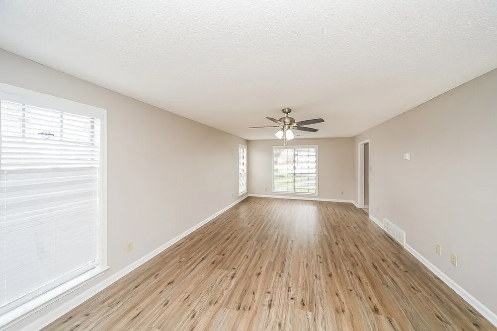 4 bed, 2.5 bath, 2250 sqft, $2,305 — Photo 4