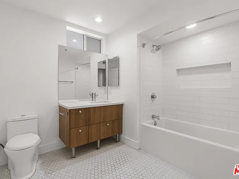 16100 W Sunset Blvd #102 — Photo 7